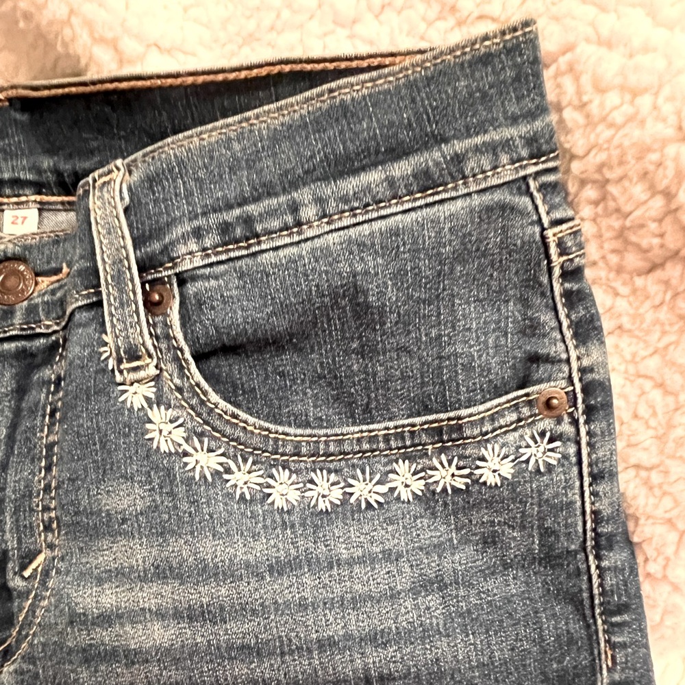 NWOT-Levi Stretch Denim shorts - Picture 3 of 9